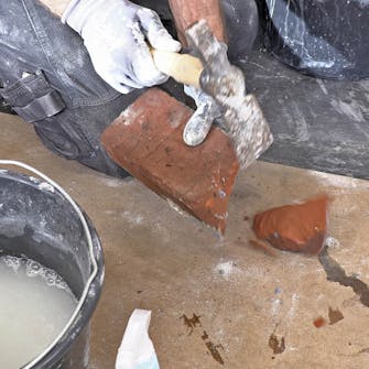 Luk hul efter brændeovn: Del murstenene, hvis du har brug for mindre stykker Luk hul efter brændeovn: Del murstenene, hvis du har brug for mindre stykker